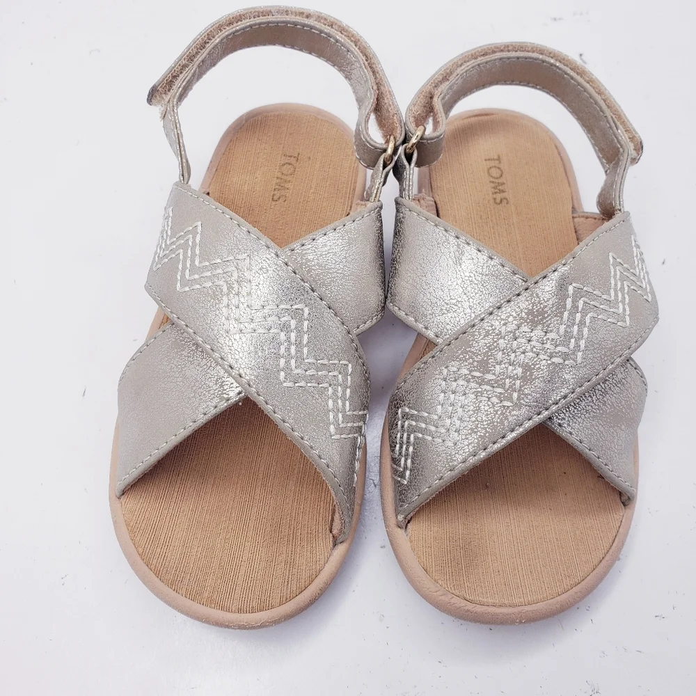 Toms Desert Taupe Shimmer Faux Leather Tiny Viv Sandals Girls Toddler Size 8